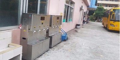 說到校園直飲水飲用水設(shè)備，你停留在老式開水器或是學(xué)校食堂的鍋爐燒水器，或是桶裝飲水機(jī)跟桶裝水，那你就落后很多了，今兒的直飲水行業(yè)變化很快，特別是校園飲水機(jī)更新?lián)Q代更快，從凈水行業(yè)可以看到科技是不斷地發(fā)展進(jìn)步的。
